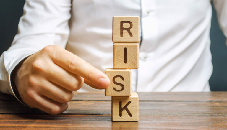 مدیریت ریسک شامل شناسایی، تجزیه و تحلیل و پذیرش یا کاهش عدم اطمینان در تصمیمات سرمایه گذاری است