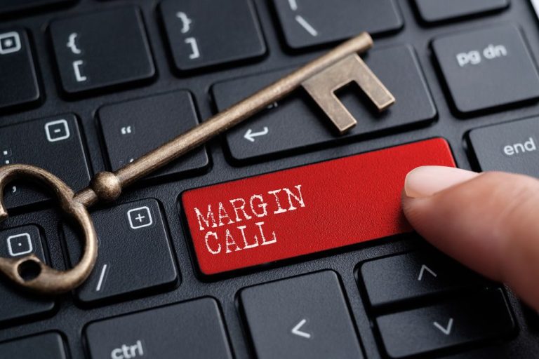 کال مارجین (Margin Call) زمانی اتفاق می‌افتد که میزان مبلغ موجود در حساب سرمایه‌گذار کمتر از میزان مورد نظر کارگذار باشد.