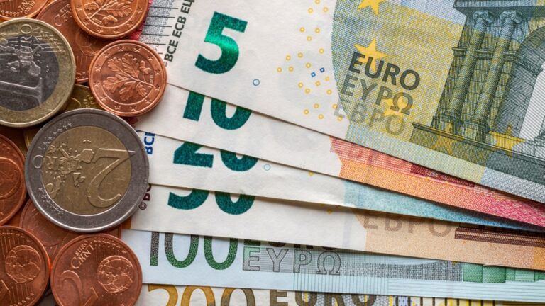 یورو/دلار آمریکا در اوایل چهارشنبه، پس از فروش شدید به پایین‌ترین سطح پنج هفته‌ای 1.0862 در زیر 1.0900 کاهش یافت.